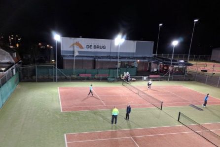 Iluminación de la cancha de tenis