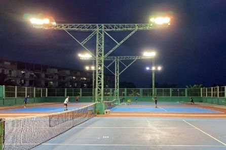 Proyector LED de mástil alto para iluminación de campos de béisbol en Tailandia