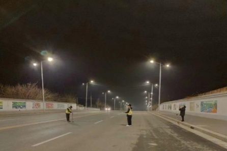 Farola LED en una nueva calle de la ciudad de Xiamen, China