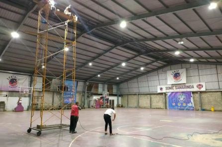 Luces LED UFO High Bay para iluminación de canchas de baloncesto interiores en Indonesia